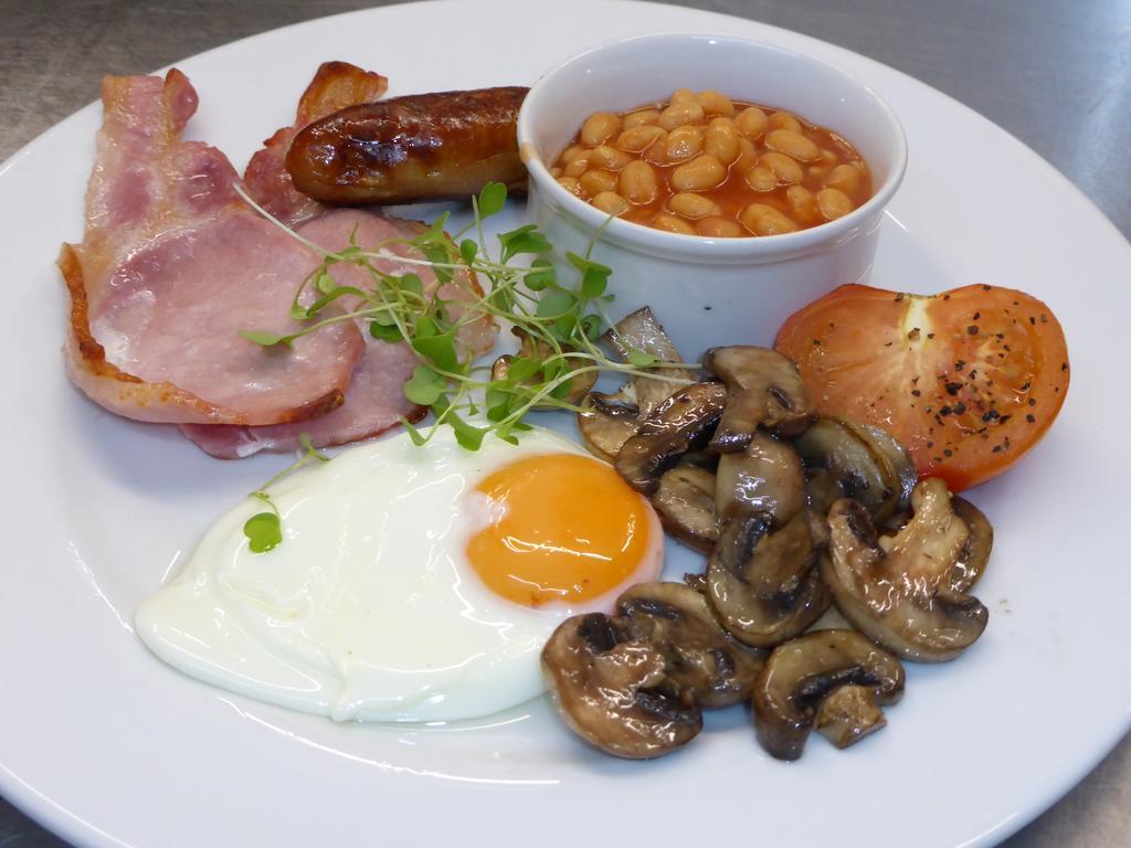 The Swan Inn Sturminster Newton Bagian luar foto