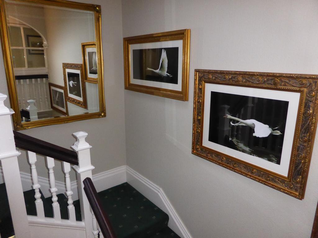 The Swan Inn Sturminster Newton Bagian luar foto
