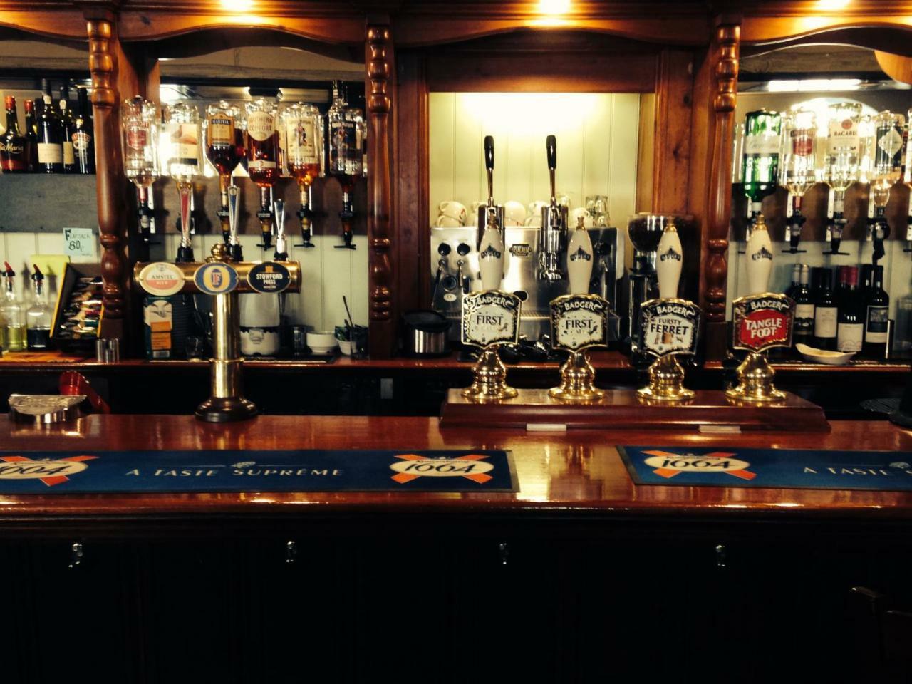 The Swan Inn Sturminster Newton Bagian luar foto