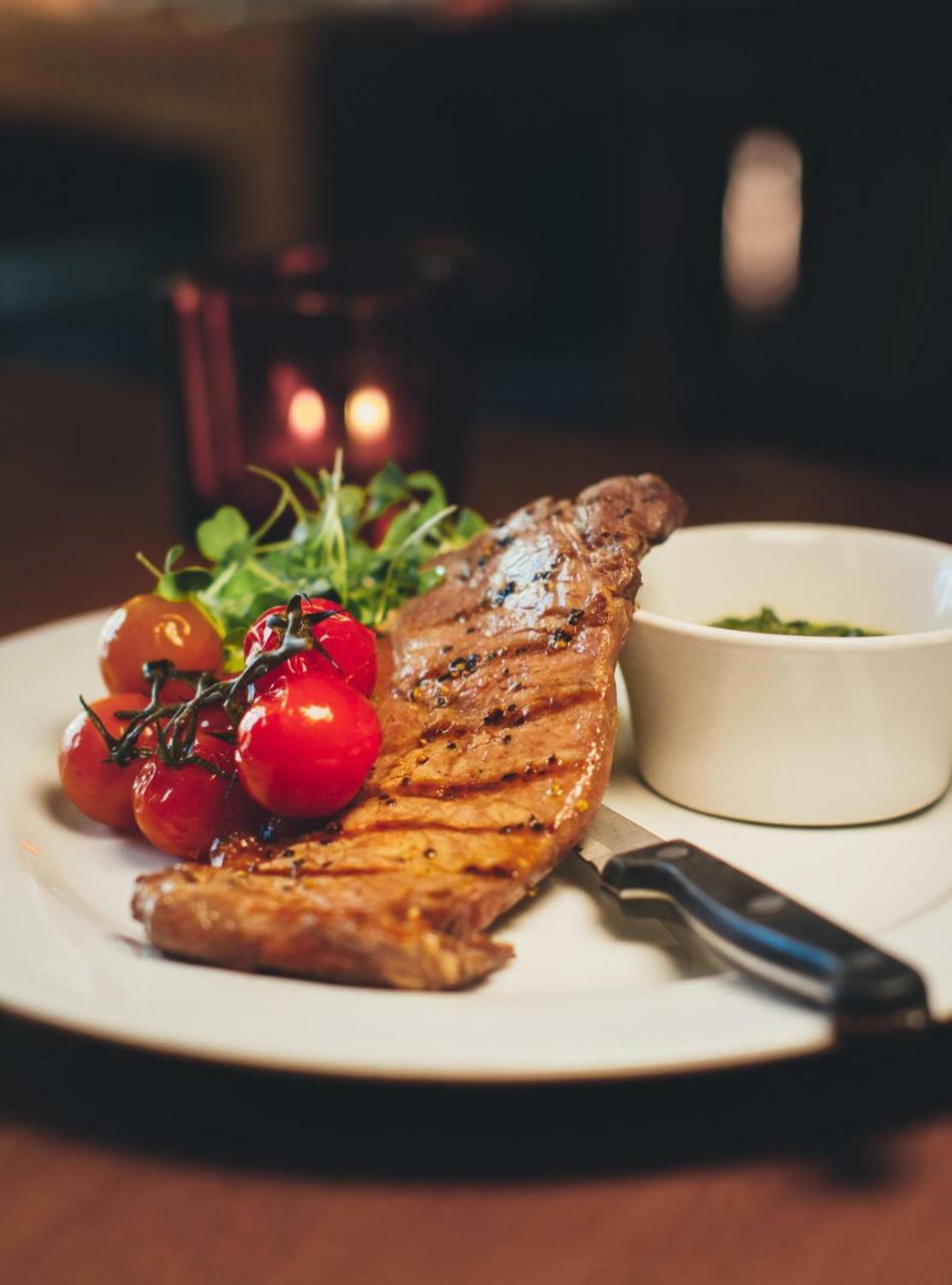 The Swan Inn Sturminster Newton Bagian luar foto